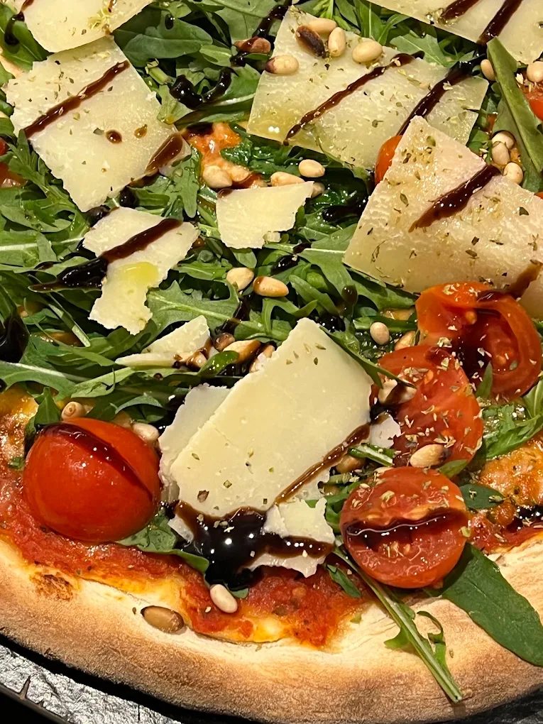 Pizza mit Rucola und Parmesan